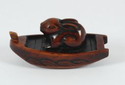 NETSUKE HASE IN EINEM BOOT, Buchsbaum, fein geschnitzt, an der Wandung des Bootes gleichmäßige