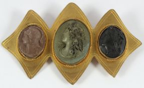 BROSCHE, Metall vergoldet, drei geschnittene Lavacameen mit den Darstellungen der Göttinnen Minerva,