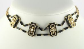 COLLIER DE CHIEN, 585/ooo Gelbgold, Onyxscheiben und Stäbchen, besetzt mit kleinen Perlen, L 38,