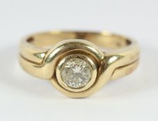 DAMENRING, 585/ooo Gelbgold, besetzt mit einem Brillantsolitär von ca. 0,5 ct., piqué - top cape (