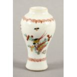 KLEINE VASE, Porzellan, polychromer Kakiemondekor, H 8,5, minst.ber., CHINA, 19.Jh.