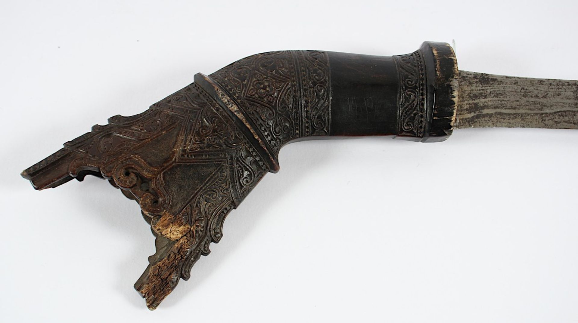 MANDAU DER DAYAK, schwere Klinge, Griff Horn (besch.) mit Reliefdekor, L 65, BORNEO - Image 3 of 3