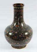 GROSSE CLOISONNÉ-VASE, in farbigem Emaille-Cloisonné auf schwarzem Grund fein gezeichnete Ranken und