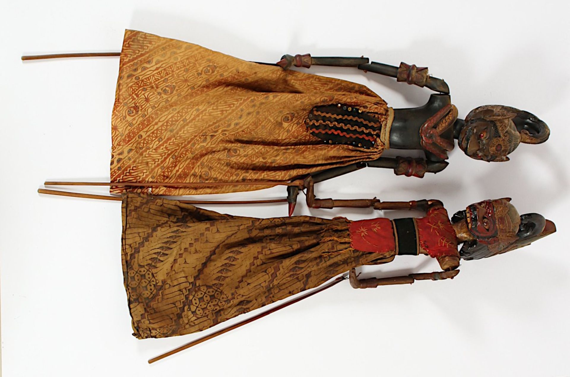 ZWEI WAYANG GOLEK-FIGUREN, Holz, geschnitzt, polychrom bemalt, Stoffgewänder, L ca. 64