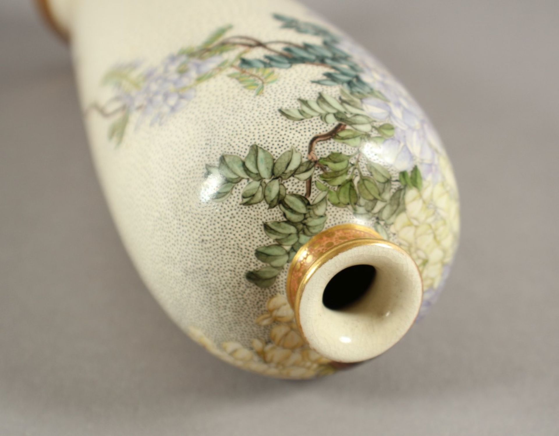 FEINE SATSUMA-VASE, heller Scherben, in leuchtenden Emailfarben und Gold auf beigefarbenem, - Image 5 of 6