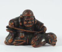 NETSUKE DAIKOKU, Buchsbaum, Pupillen schwarzes Horn, der Glücksgott fesselt einem fest von ihm zu