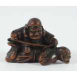 NETSUKE DAIKOKU, Buchsbaum, Pupillen schwarzes Horn, der Glücksgott fesselt einem fest von ihm zu