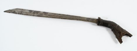 MANDAU DER DAYAK, schwere Klinge, Griff Horn (besch.) mit Reliefdekor, L 65, BORNEO