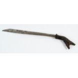 MANDAU DER DAYAK, schwere Klinge, Griff Horn (besch.) mit Reliefdekor, L 65, BORNEO