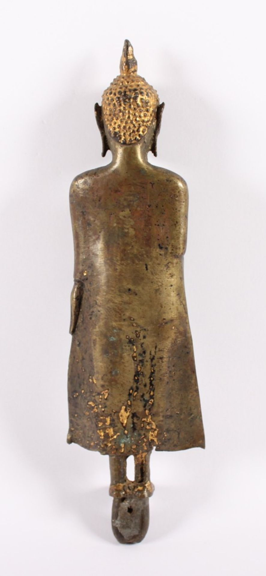 STEHENDER BUDDHA, Bronze, Reste von Vergoldung, die Linke in Abhaya Mudra erhoben, H 25, - Image 2 of 2