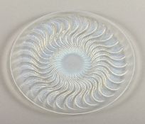 ART DECO-KUCHENPLATTE "ACTINIA", farbloses, opaleszentes Glas, verso vegetabiler Reliefdekor, Dm 28,