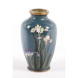 MINIATUR-CLOISONNÉVASE, auf blauem Fond in feiner Silberdrahtzeichnung blühende Iris in farbigem