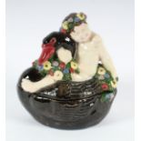 JUGENDSTIL-DECKELDOSE, Keramik, farbig staffiert, kleiner Putto einen schwarzen Schwan umarmend, H