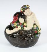 JUGENDSTIL-DECKELDOSE, Keramik, farbig staffiert, kleiner Putto einen schwarzen Schwan umarmend, H