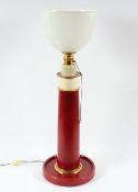 TISCHLAMPE "LEUCHTTURM", gefärbtes Leder, Schirm aus Milchglas, einflammig, H 65, FRANKREICH, um