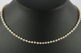 PERLENKETTE, Perlen mit Verlauf von ca. 3,0 bis 6,0 mm Durchmesser, ohne Bayonetteschließe, L 44