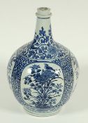 GROSSE BLAU-WEISSE VASE, Porzellan, unterglasurblauer Dekor, H 51, JAPAN, 19.Jh.