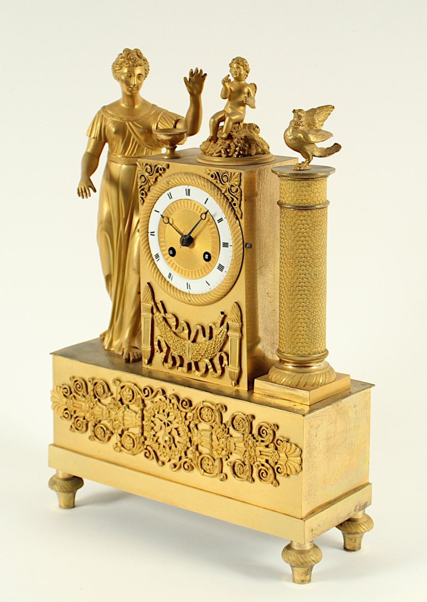 EMPIRE-FIGURENPENDULE "TAUBE UND AMOR", Bronze, feuervergoldet, Werk mit Fadenaufhängung und - Bild 2 aus 4