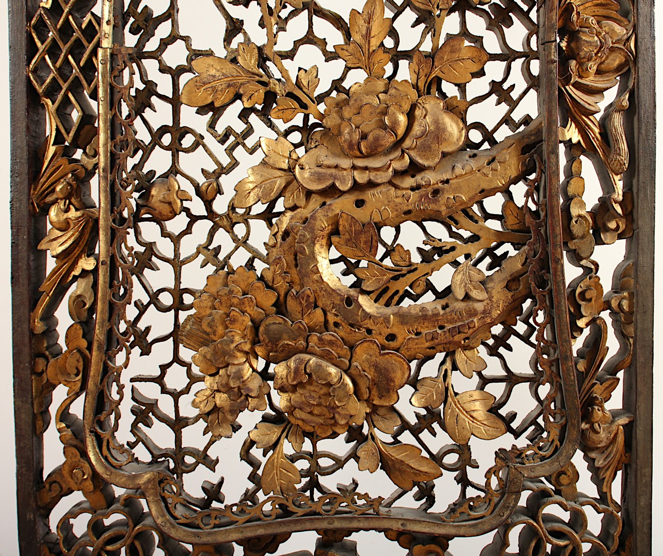 PANEEL, Holz, durchbrochen und im hohen Relief beschnitzt, über Rotlack vergoldet, 61 x 129, besch., - Image 2 of 2