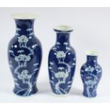 DREI VASEN, Porzellan, variierende Formen und Größen, unterglasurblauer Dekor Kirschblüten auf