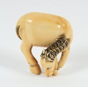 NETSUKE GRASENDES PFERD, Elfenbein, Details schwarz akzentuiert, schöne goldgelbe Gebrauchspatina, H