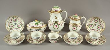 WIENER KAFFEESERVICE, bestehend aus Kanne (H 22), Sahnekanne, ovaler Zuckerdose und fünf Tassen