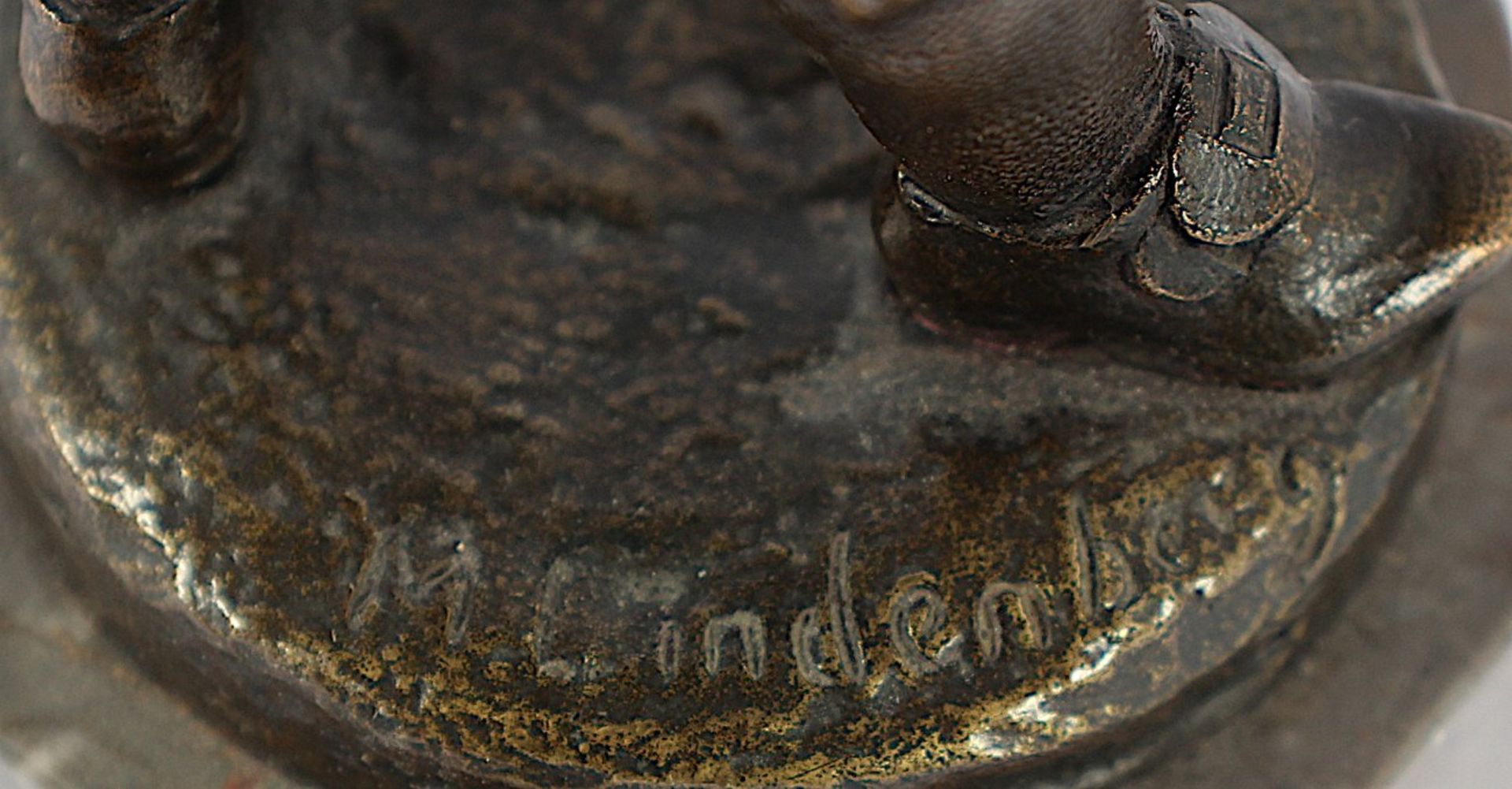 LINDENBERG, Max, "Junge", Bronze, auf dem Stand signiert, H 22, Marmorsockel - Image 4 of 4
