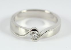 DAMENRING, 950/ooo Platin, besetzt mit einem Brillant von ca. 0,18 ct., RG 57, 6,3g