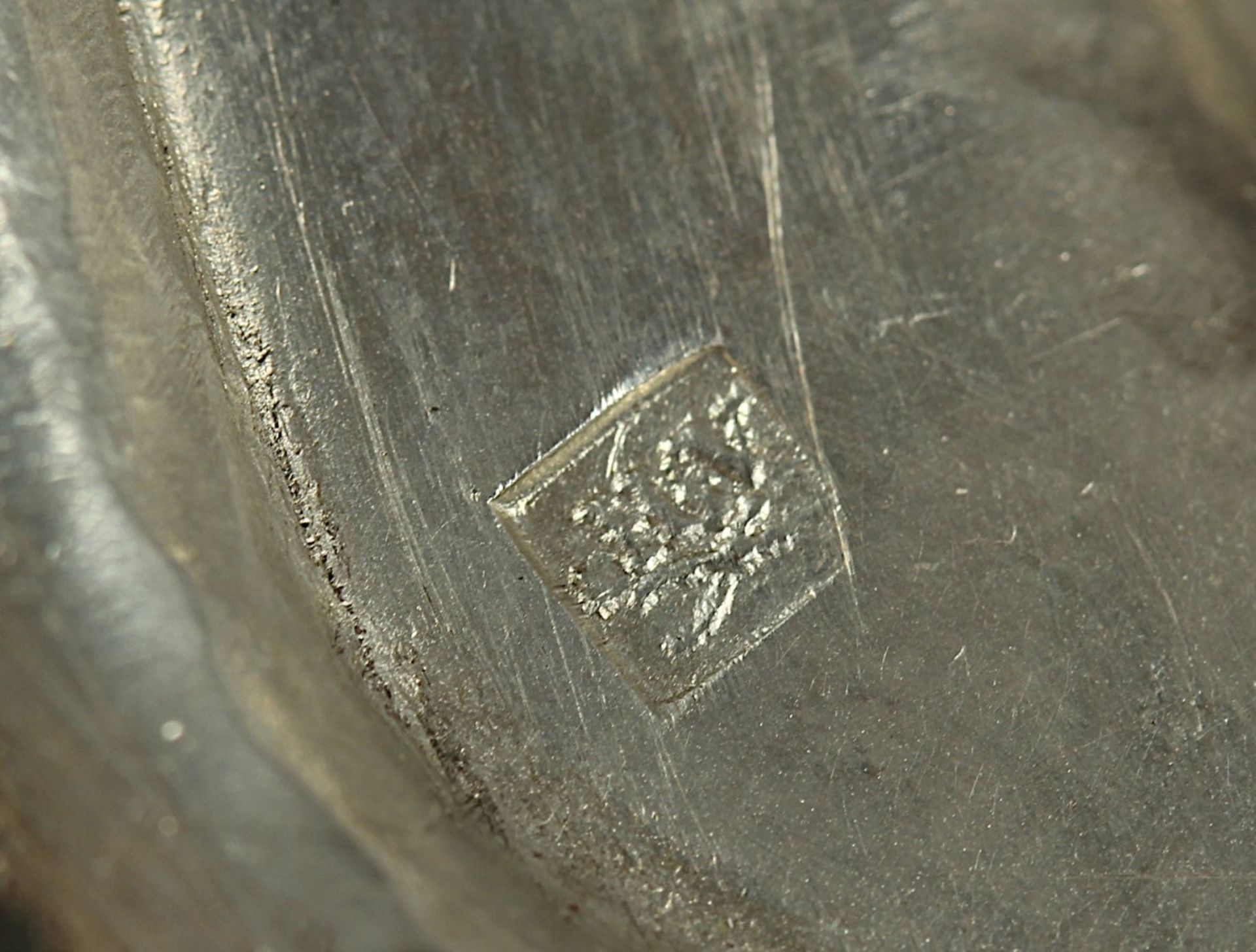 KANNE, 934/ooo, Griff ebonisiertes Holz, Stülpdeckel mit plastischem Blütenknauf, H 22, 645g, - Bild 3 aus 4