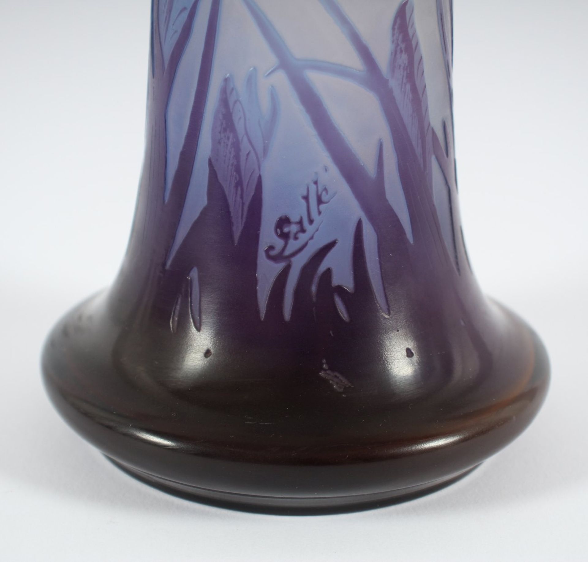 JUGENDSTILVASE, farbloses Glas, violett überfangen, geätztes Irisdekor, H 24,5, signiert GALLÉ, um - Image 2 of 2