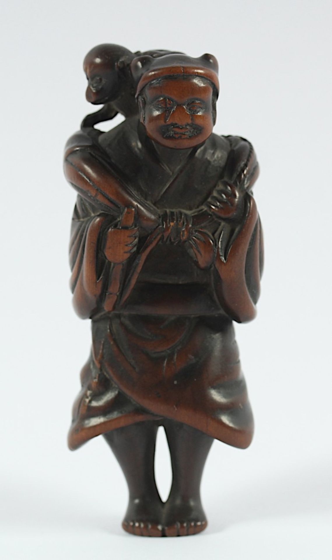 ZWEI NETSUKE, Buchsbaum, a) stehender Affengaugler mit einem Affen auf seiner Schulter, glänzende - Bild 2 aus 8