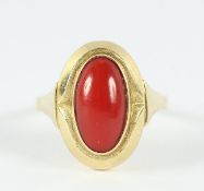 DAMENRING, 585/ooo Gelbgold, besetzt mit einem sardegnafarbenen Korallcabochon, RG 63, 4,2g