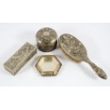 TOILETT-GARNITUR, Silber, bestehend aus einer Handbürste (L 24), zwei Dosen und einer Schale,