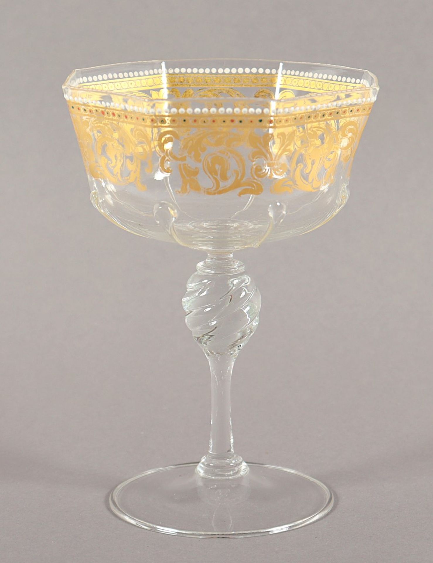 CHAMPAGNERSCHALE, farbloses Glas, Fadenaufschmelzungen, polychrome Emailmalerei, Goldstaffage,