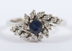 SAFIRRING, 750/ooo Weißgold, besetzt mit einem Safir von ca. 0,37 ct. sowie 28 Brillanten von