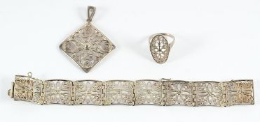 KONVOLUT DREI TEILE SILBERFILIGRAN, 835/ooo Silber, bestehend aus Ring, Anhänger und Armband, RG 53,