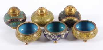 SECHS CLOISONNÉ-GEWÜRZGEFÄSSE, im farbigen Emailcloisonné dekoriert, Dm 4,5, CHINA, A.20.Jh.