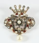 KRONENBROSCHE, Silber, vergoldet, besetzt mit Perlen, Diamantsplittern und Granat, L 4,2, 9,8g