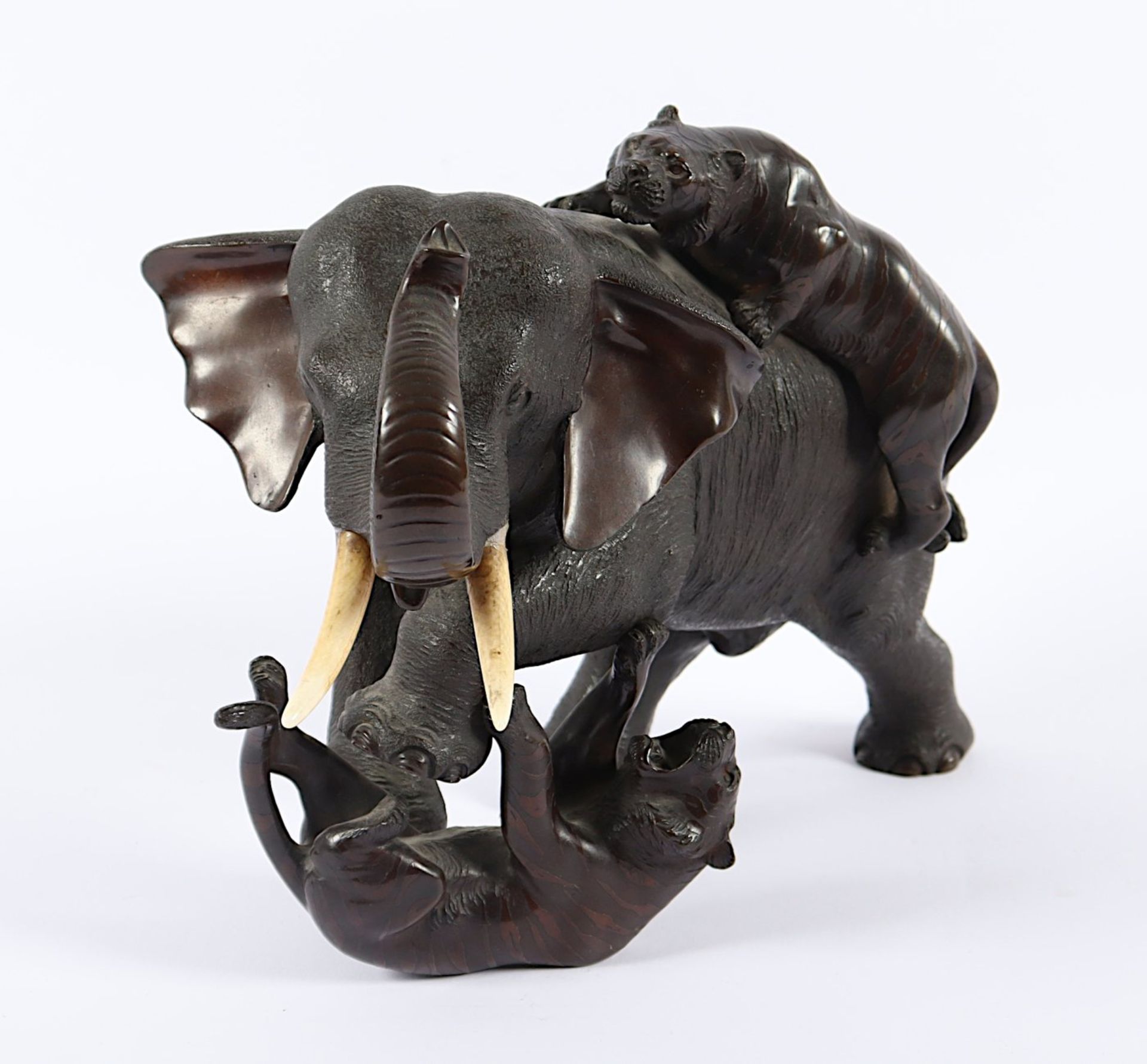 ELEFANT MIT ZWEI TIGERN KÄMPFEND, Bronze, ein mächtiger Elefant hält mit seinem Fuß einen auf dem - Bild 2 aus 4