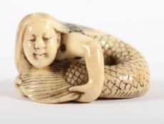 NETSUKE NIXE, maritimes Elfenbein, die lachende Ningyo hält mit beiden Händen die Schwanzflosse