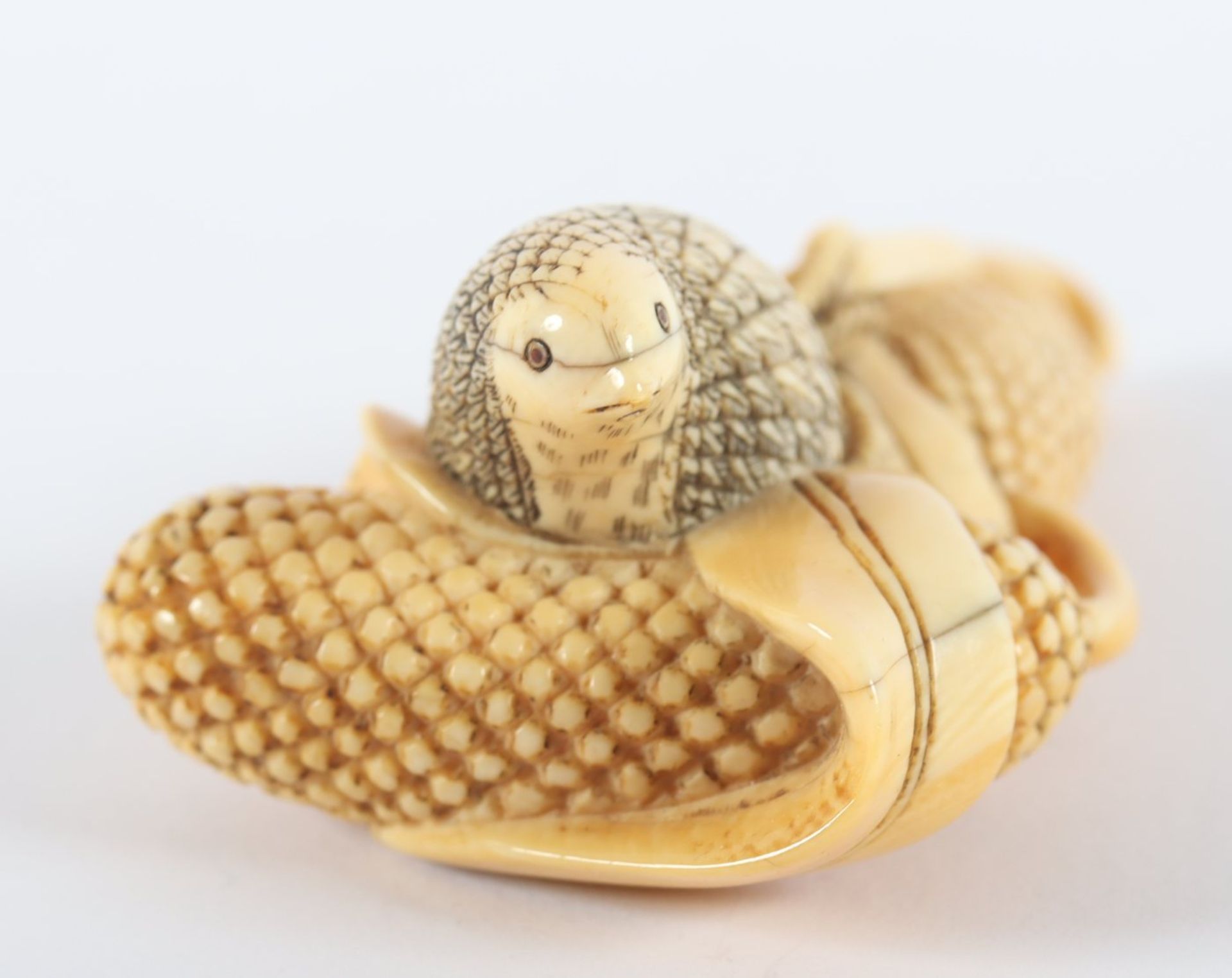 GROSSES NETSUKE WACHTEL UND HIRSEKOLBEN, Elfenbein, eine Wachtel sitzt zwischen zwei Hirsekolben und - Bild 2 aus 5