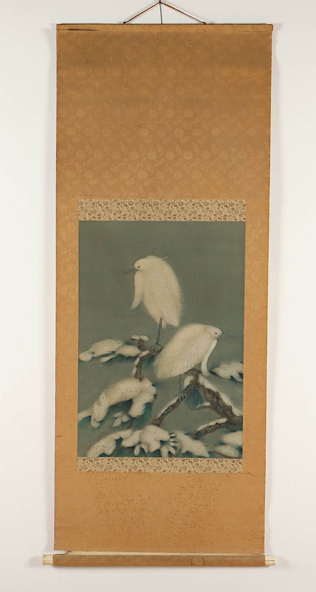 ROLLBILD, Tusche und Farben auf Papier, zwei Seidenreiher auf einem schneebedeckten Baum sitzend, 62 - Bild 2 aus 3