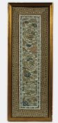 STOFFPANEEL, auf hellblauem Satin farbig bestickt, Goldlahn, Brokateinfassung, 97 x 20, unter Glas
