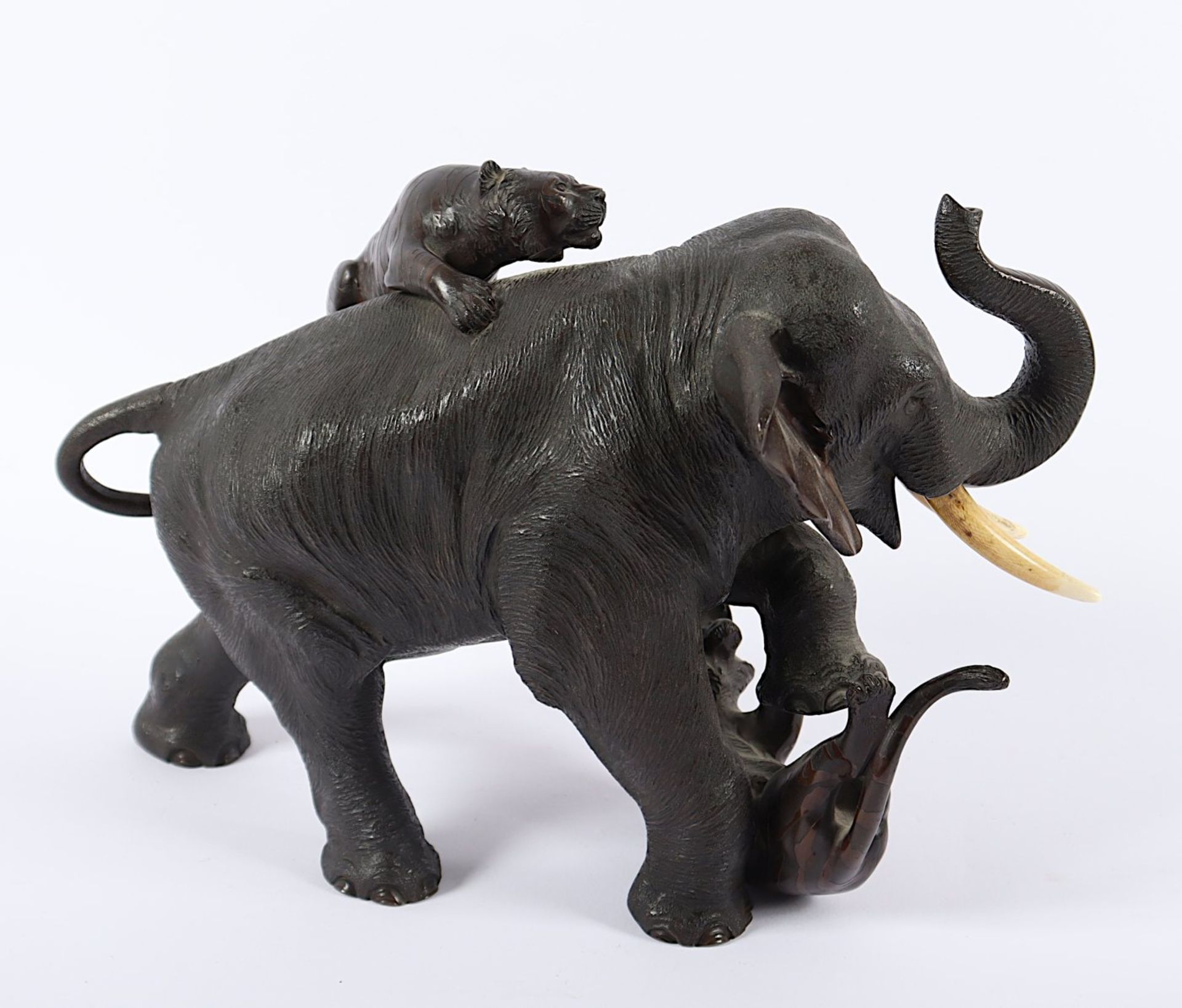 ELEFANT MIT ZWEI TIGERN KÄMPFEND, Bronze, ein mächtiger Elefant hält mit seinem Fuß einen auf dem - Bild 3 aus 4