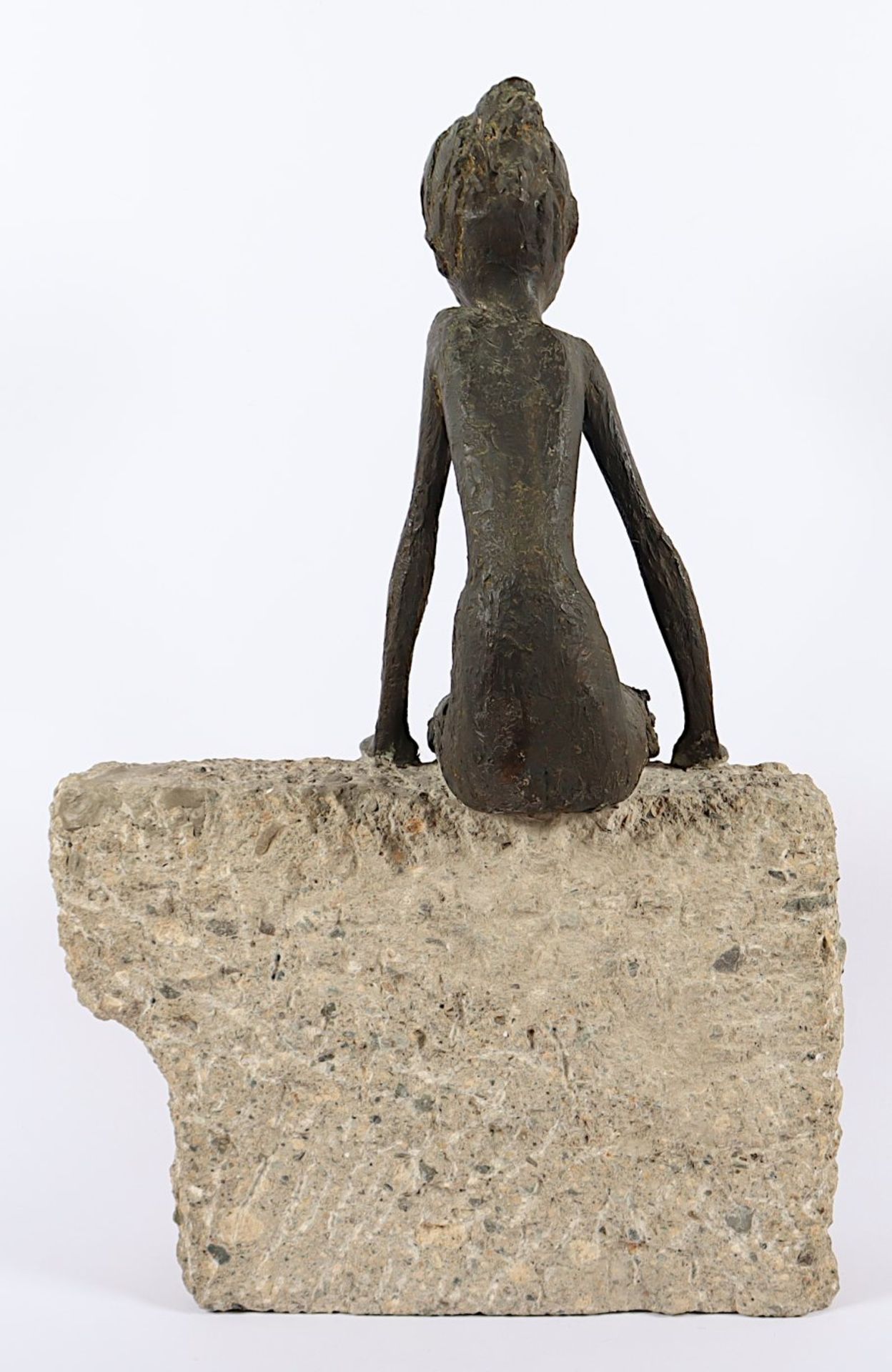 PASCH, Clemens (1910-1985), "Mädchen auf der Mauer", Bronze/Beton, H 61 - Bild 3 aus 4