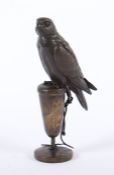 FRESEN, H., "Sitzender Falke", Bronze, H 10,5, signiert, datiert 2003