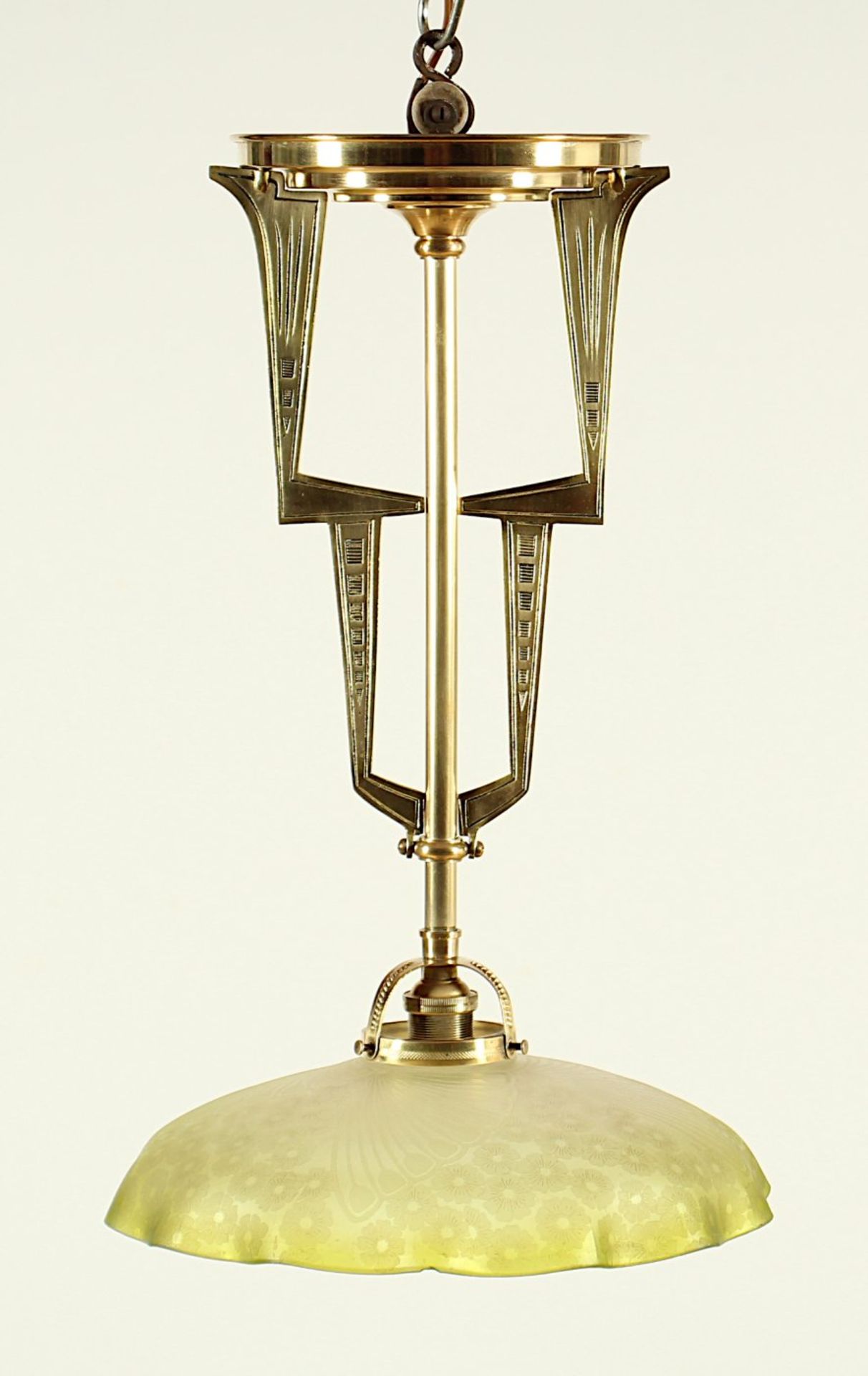 JUGENDSTIL-DECKENLAMPE, einflammig, Messing, verzierter Schirm aus teilw. grün getöntem Glas,