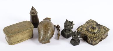 SECHTEILIGES KONVOLUT, Bronze, zwei Dosen, zwei Gewichte und zwei Gefäße, H bis 8,5, INDIEN