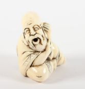 NETSUKE FUKUROKUJU, Elfenbein, der Glücksgott sitzt seitlich und streicht mit der rechten Hand