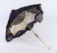 PARASOL/SONNENSCHIRM, Stab Holz, Griff und Spitze Bein, Satin und schwarze Spitze, L 60, besch.,